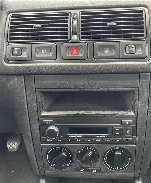 Volkswagen Golf 1,4 i 16v 55kw servis - fotka 15 z 21