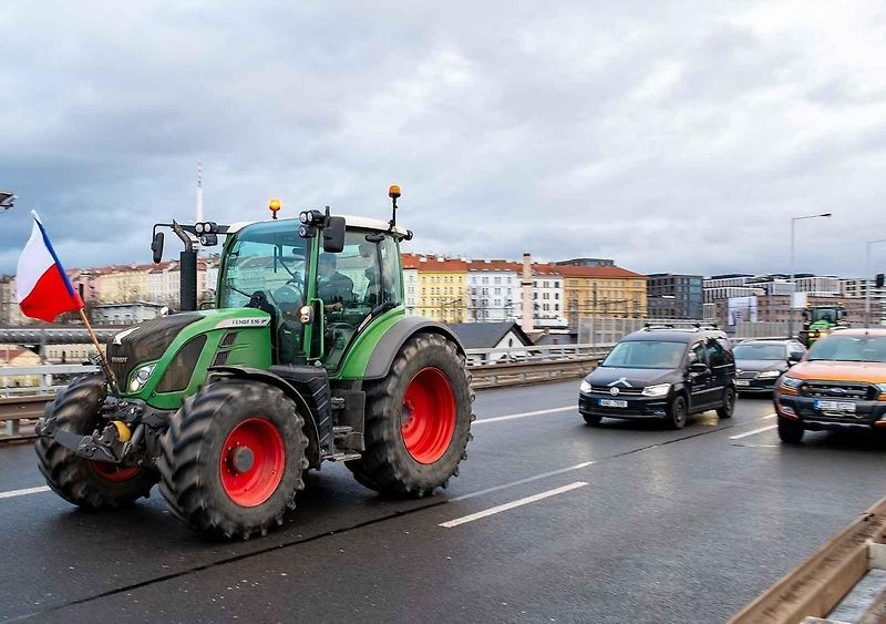 Demonstrace zemědělců před ministerstvem zemědělství a blokáda pražské magistrály. Na snímku je traktor John Deere 7730.