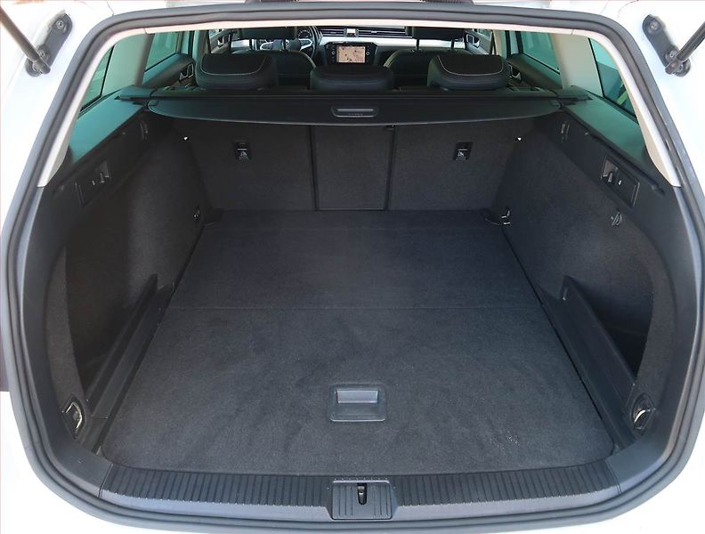 Volkswagen Passat (2020) 1.5 TSI, Automat, Kůže, Navi - fotka 14 z 19