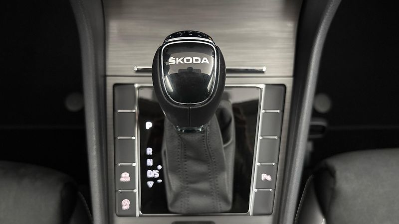 Škoda Superb 2.0 TDI DSG Style Combi - fotka 24 z 28