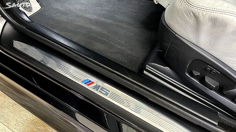 BMW M5 5.0 V10 Touring - fotka 18 z 34