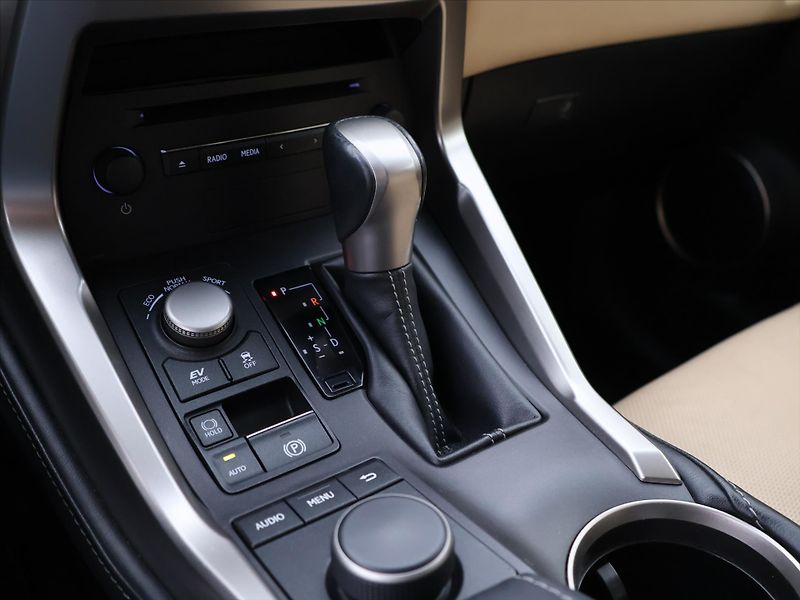 Lexus NX 300h 2,5 145kW 4WD Premium AUT - fotka 27 z 38