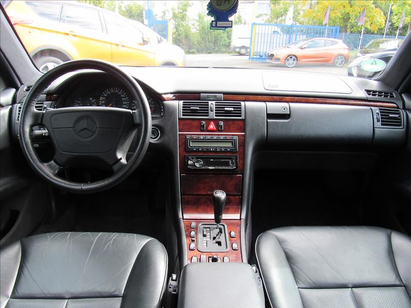 Mercedes-Benz Třídy E 3,2 E 320 Elegance Automat - fotka 11 z 24