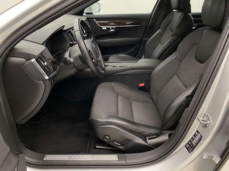 Volvo V90 D4 MOMENTUM AUT - fotka 3 z 39