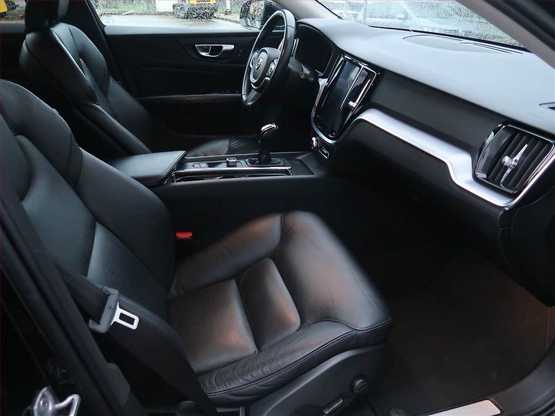 Volvo V60 (2019) D3 2.0, Kůže, Navi, Tempomat - fotka 9 z 18
