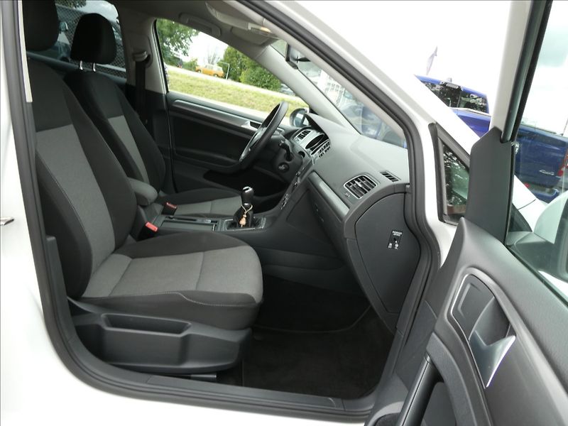 Volkswagen Golf 1,2 TSi 81kW 2x kola, serviska - fotka 23 z 54