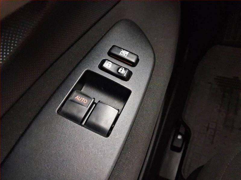 Toyota Auris (2008) 1.4 VVT-i, Park. senzory - fotka 18 z 19
