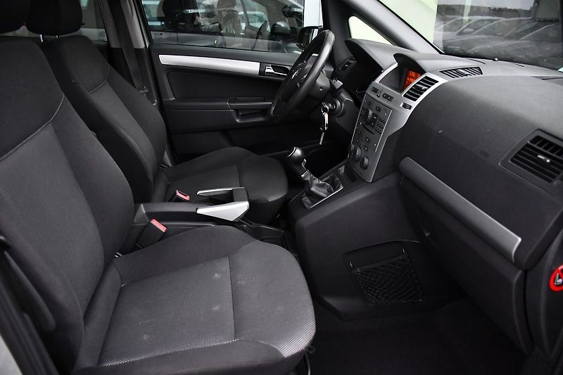 Opel Zafira 1.8i VYHŘ. SEDAČKY TAŽNÉ 7MÍST - fotka 17 z 28