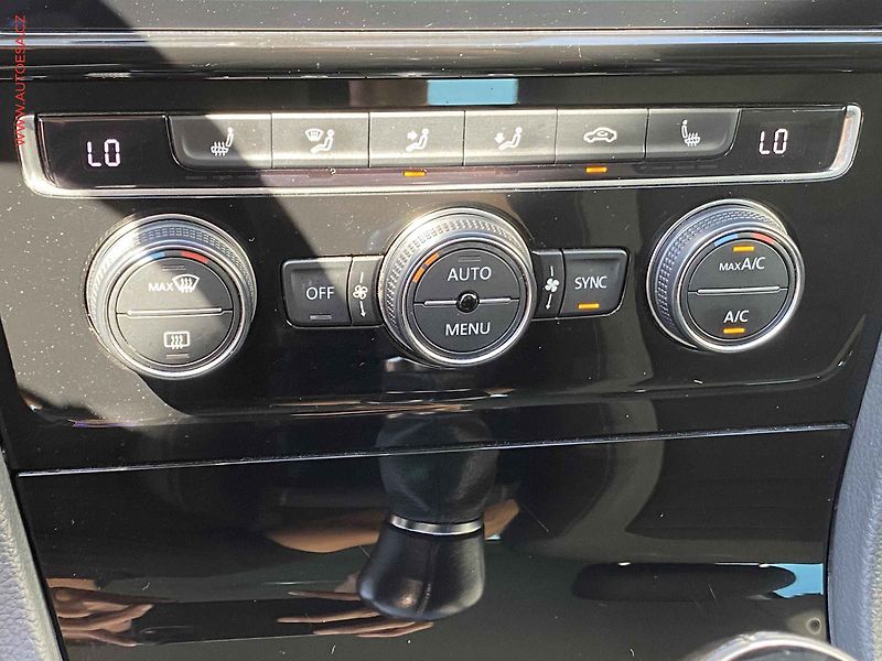 Volkswagen Golf (2018) 1.4 TSi, R-Line, navi, LED - fotka 14 z 17