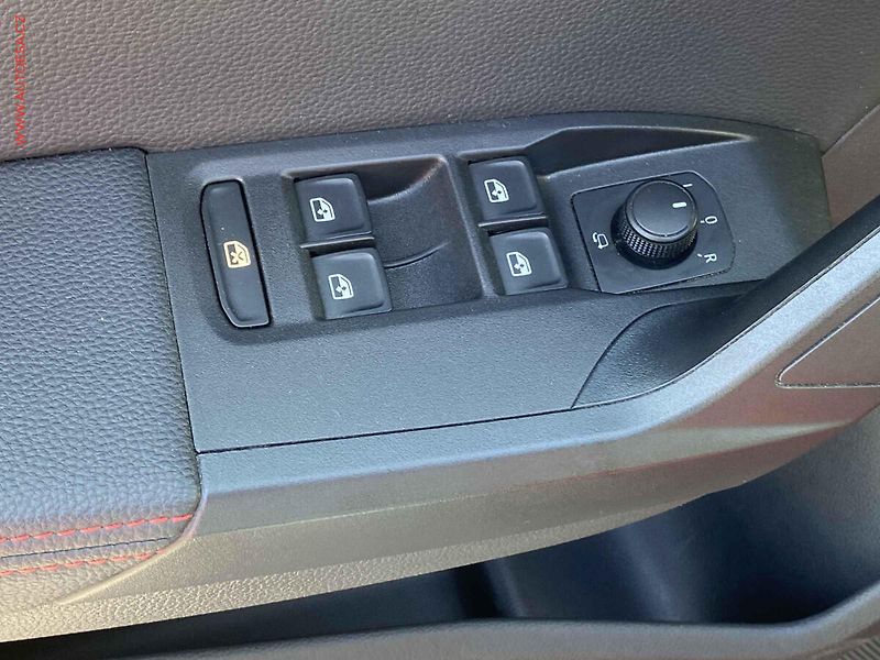 Seat Arona (2019) 1.0 TGi, FR, LED, kamera - fotka 11 z 17