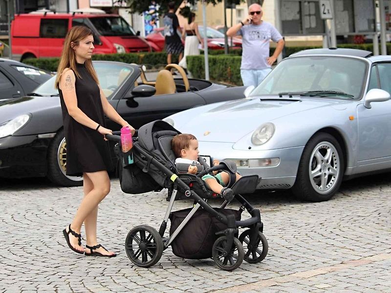 Z 22. Letního Porsche srazu na náměstí Jana Žižky z Trocnova v Čáslavi.