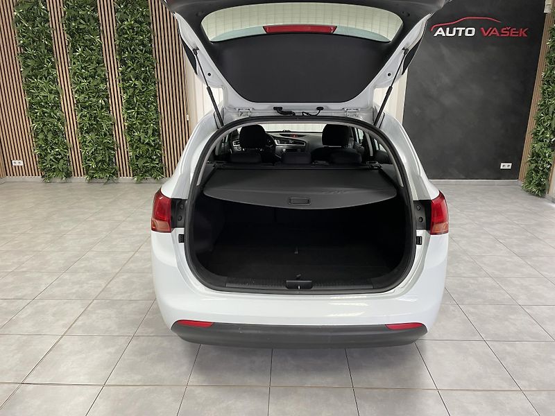 Kia Ceed 1.6 GDi ČR REZERVACE  - fotka 24 z 24