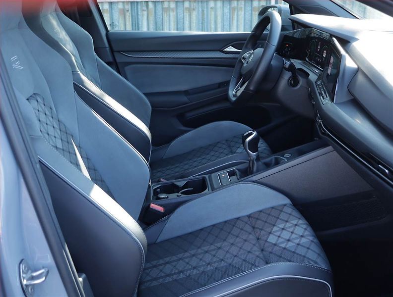 Volkswagen Golf (2021) R-Line 1.5 TSI, Kůže, Navi - fotka 9 z 20