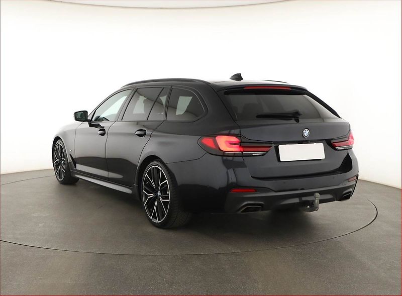BMW Řada 5 (2022) M Sport 530d xDrive - fotka 4 z 21