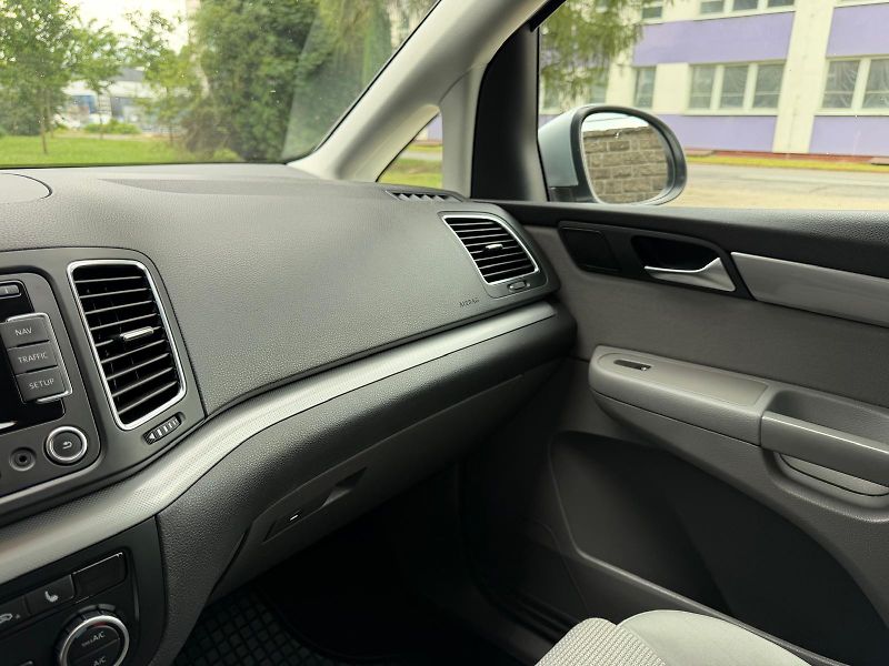 Volkswagen Sharan 2,0 TDI DSG Comfortline/servis - fotka 25 z 34