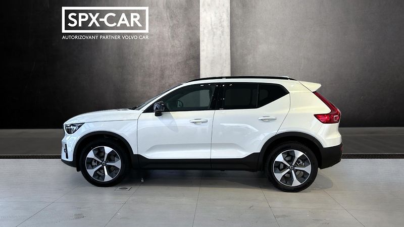 Volvo XC40 (2025) ULTRA DARK, B4 FWD, 145+10 kW - fotka 3 z 11