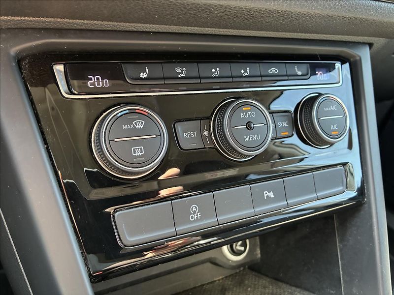 Volkswagen Touran 2,0 7 MÍST,TAŽNÉ,LED - fotka 13 z 16