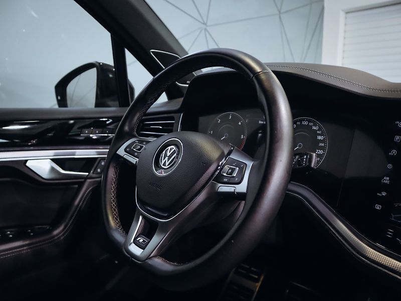 Volkswagen Touareg R-Line 4Motion 4.0 TDI 310kW - fotka 16 z 36