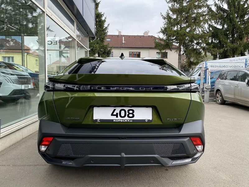 Peugeot 408 (2026) GT Plug-in HYBRID 240 e-DCS7 - fotka 5 z 22
