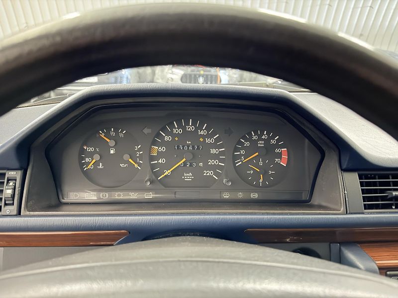 Mercedes-Benz Třídy E (1991) 2.3 , AT ,SERVIS DOLOŽEN! - fotka 24 z 34
