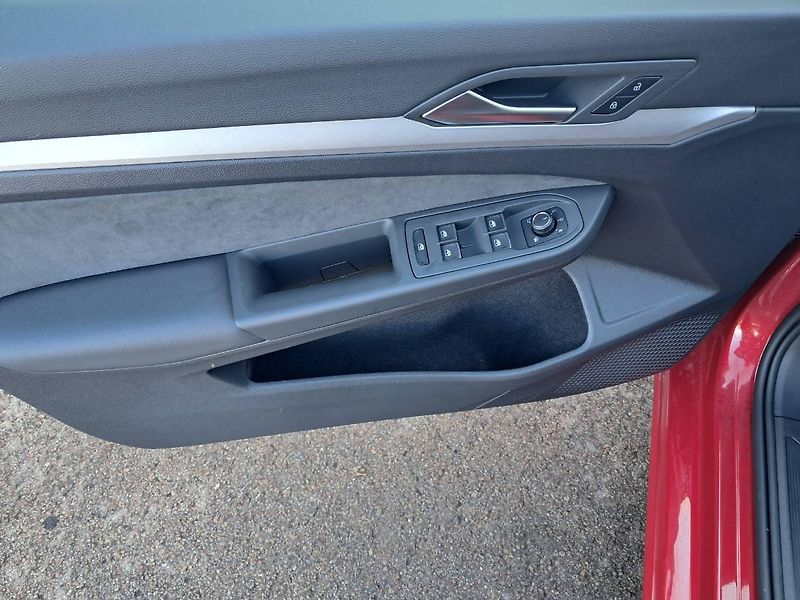 Volkswagen Golf (2025) People 1.5 eTSI / 85 kW DSG7 m - fotka 16 z 30