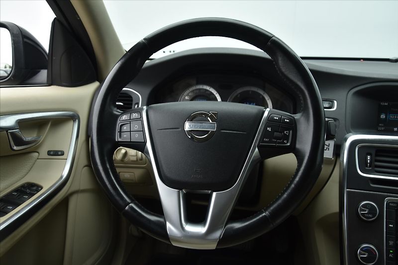 Volvo S60 2.0D 120kW MOMENTUM ČR - fotka 14 z 22