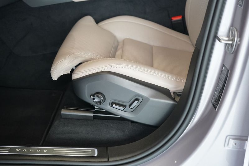 Volvo XC90 T8 PLUS Dark, Vzduch,Ventilace - fotka 23 z 46