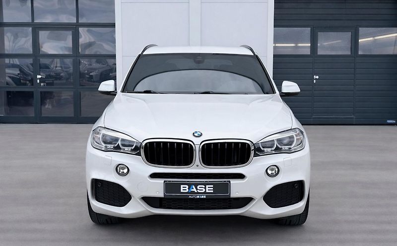 BMW X5 xDrive30d M-Sport - fotka 2 z 23