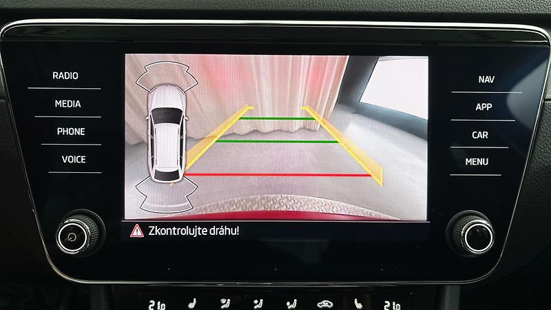 Škoda Superb 2.0 TDI DSG Style Combi - fotka 12 z 26