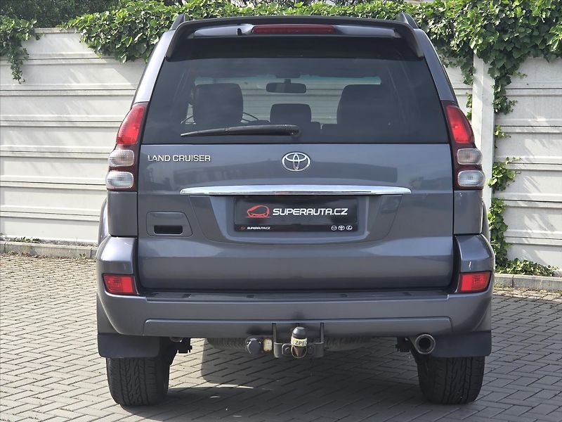 Toyota Land Cruiser 3,0 D-4D 127kW 8-míst ČR 1.maj - fotka 5 z 44