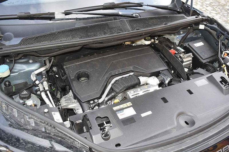 Peugeot 5008 v nové generaci narostl.