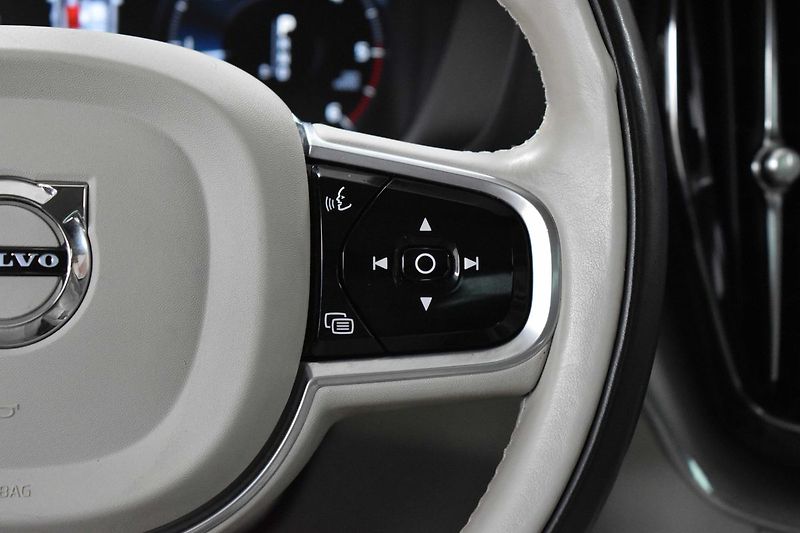 Volvo XC60 D5 AWD INSCRIPTION DPH*ČR 1.M* - fotka 21 z 44
