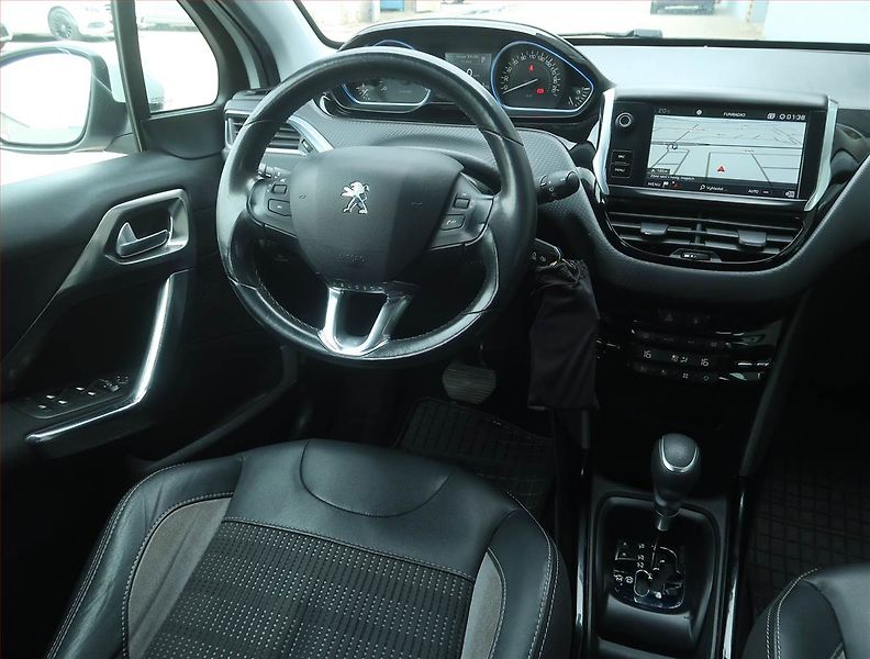 Peugeot 2008 (2017) Style 1.2 PureTech, Automat - fotka 7 z 15