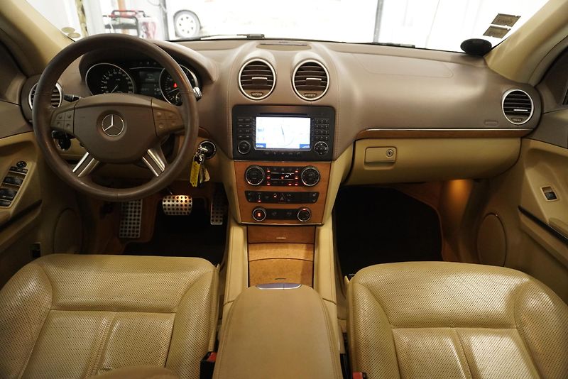 Mercedes-Benz GL (2006) 5,5I V8 4MATIC AUTOMAT 7 MÍST - fotka 24 z 36