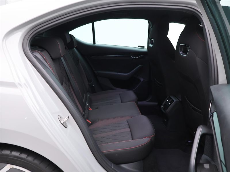 Škoda Octavia 2,0 TSI RS 180kW DSG CZ 1.Maj - fotka 13 z 30