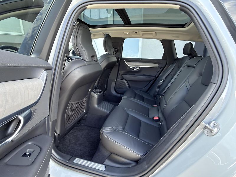 Volvo V90 T8 AWD ULTRA DARK + zimní kola - fotka 13 z 53