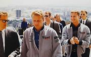 Coulthard v doprovodu Pavla Turka přichází na mostecký hrad Hněvín.