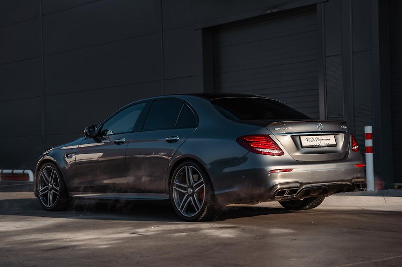 Mercedes-Benz Třídy E (2017) E63S AMG 4Matic+ V8 Biturbo - fotka 13 z 99