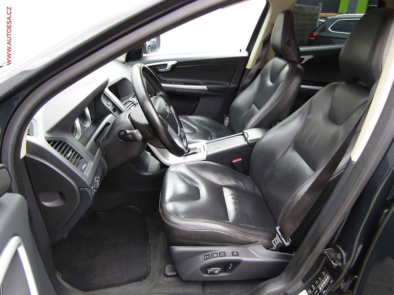 Volvo XC60 (2011) 2.0 D3, 1.maj, Panorama - fotka 9 z 24