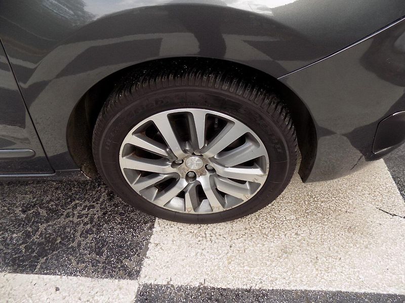 Peugeot 5008 (2014) 1.6Ti/LED/PANO/Head-up/Klima/ - fotka 35 z 35