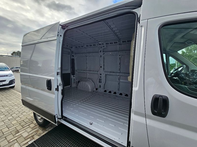 Opel Movano (2026) Van 3300 L2H1 2.2CDTi 120k MT6 - fotka 14 z 22