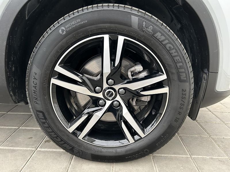 Volvo XC40 2.0  B3 CORE - fotka 10 z 27