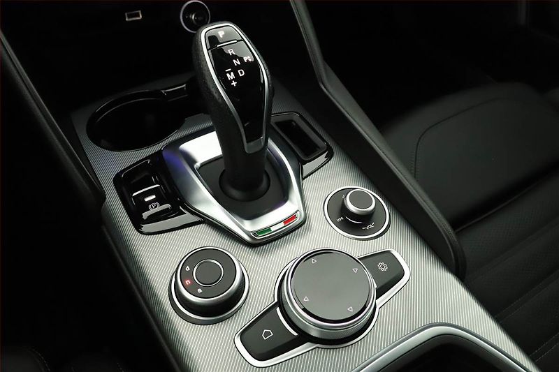 Alfa Romeo Giulia (2024) 2.0 Turbo - fotka 11 z 17