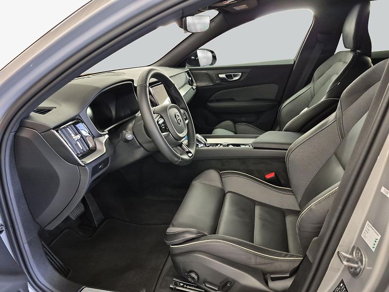 Volvo V60 B4 Plus Dark - fotka 9 z 15