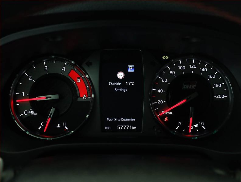 Toyota Hilux (2023) 2.8 D-4D - fotka 9 z 19