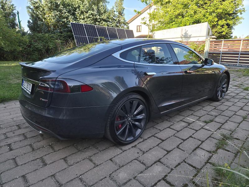 Tesla Model S (2016) P85D - fotka 7 z 16
