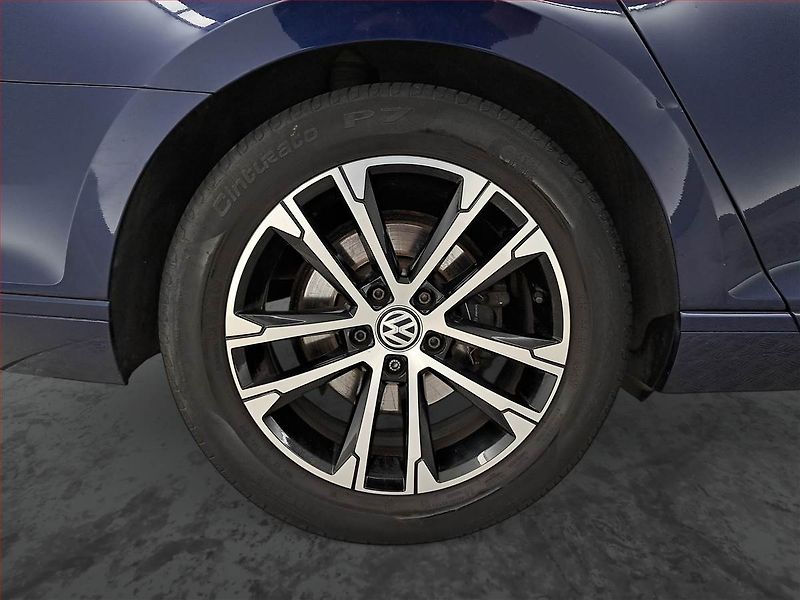 Volkswagen Passat (2018) 2.0 TDI, Automat, Navi - fotka 15 z 17