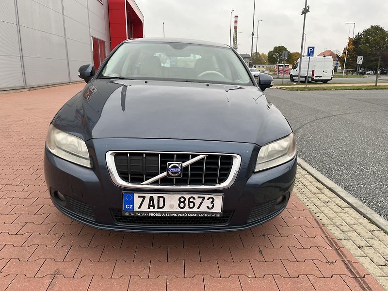 Volvo V70 2.4 D5 136 kW Automat - fotka 3 z 30