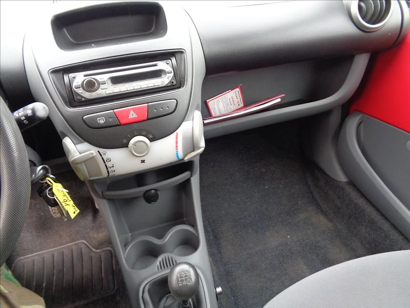 Peugeot 107 1,0 - fotka 12 z 13