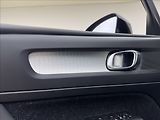 Volvo XC40 2,0 D3 AUTOMAT VÝHŘEV TAŽNÉ - náhled 27